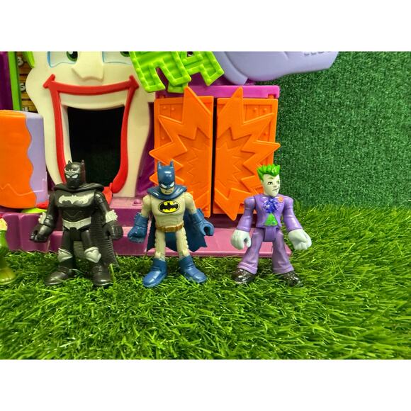 Fisher-Price Imaginext DC Super Friends The Joker's Fun House 2009 w/ Figures - Picture 4 of 6